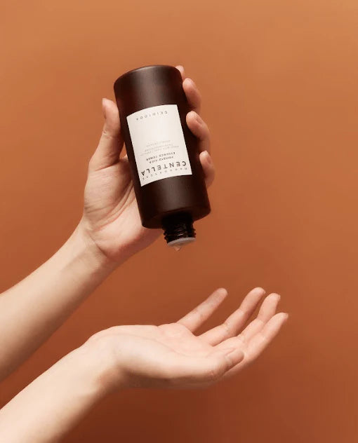 SKIN1004 - Madagascar Centella Probio-Cica Essence Toner (210 mL).